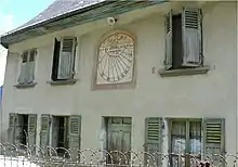 Cadran solaire sur la façade d'une maison.