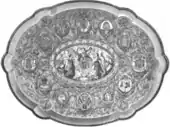 Cadre ovale, composé d'une petite illustration au centre entourée d'une dizaine de médaillon qui occupent la plus grande partie du cadre. L'illustration centrale représente une dizaine de personnages, dont certaines dansent, ainsi que deux anges.