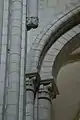 Gros tore cerné d'un cavet au-dessus du chapiteau de gauche dans une arcade (église Saint-Étienne de Caen).