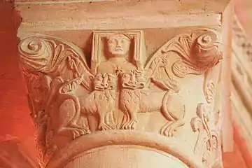 Chapiteau du chœur avec sculpture de Guillaume le Conquérant tenant deux lions en laisse.