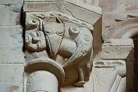 Chapiteau à beakheads dans l'abbatiale de l'abbaye aux Dames (Caen).