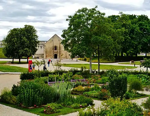 Reconstitution d'un jardin de simples au château de Caen, en France.