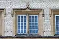 Fenêtre datée 1858 du bâtiment de la DRAC, rue Saint-Ouen à Caen (Calvados).