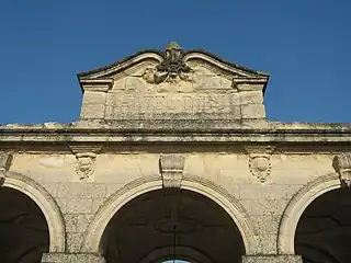 Fronton du portique de l'Hôtel-Dieu.
