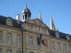 Fronton du pavillon central.