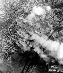 Vue aérienne des bombardements sur Caen.