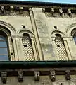 Corniches, corbeaux sculptés, arcades aveugles, à l’extérieur de l'abbaye aux Dames de Caen, Normandie