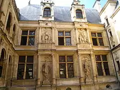 La cour de l'hôtel d'Escoville à Caen (1533-1540).