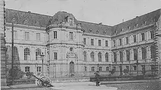 La cour avant la construction de la bibliothèque