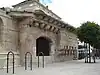 Mur de Bourg-le-Roi au pied de l'église Saint-Pierre.