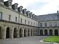 Vue générale du cloître avant restauration