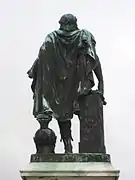 La statue vue de dos.