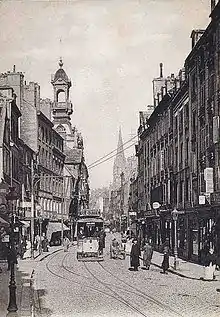 Rue Saint-Jean au début du XXe siècle, avec le clocheton du Grand Bazar parisien