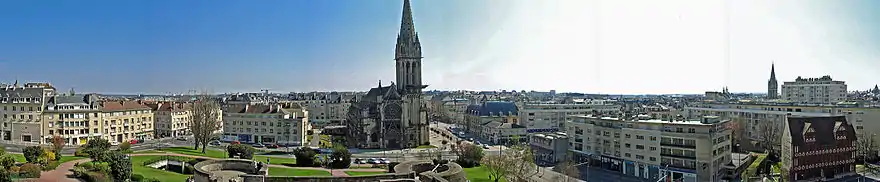 Panorama depuis le château de Caen : ville reconstruite et ville ancienne.De gauche à droite sur la photo : la nouvelle synagogue, l'église Saint-Pierre, hôtel d'Escoville, clocher de l'église Saint-Sauveur, maison des Quatrans.