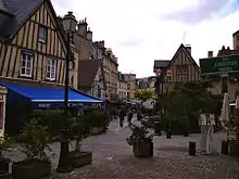 Quartier du Vaugueux, faubourg qui s'est développé en contrebas de la collégiale du Saint-Sépulcre