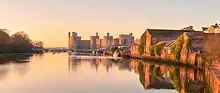 Vue panoramique d'un château dans le lointain au coucher du soleil.