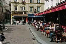Photographie de terrasses et de bars situés autour de la place de la Contrescarpe.