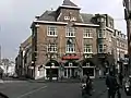 Café de Poort à la jonction de Grote Gracht et de l’Oude Tweebergenpoort.