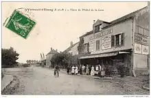 Café de la gare grande ligne de Verneuil-l'Étang avec au fond, les bâtiments de la station de tramway de Verneuil