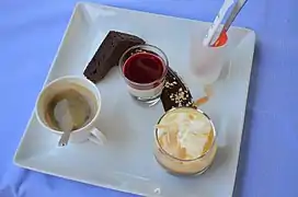 Café gourmand avec brownie, panna cotta et île flottante.