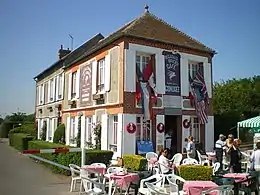 Le Café Gondrée, première maison de France continentale libérée en 1944, à l'entrée ouest de Pegasus Bridge à Bénouville.