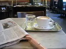  La culture des cafés viennois : un journal et un café, servi avec un verre d’eau
