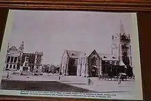 Church Square au crépuscule du XIXe siècle. L'église a été démolie peu de temps après les funérailles de Paul Kruger en 1904.