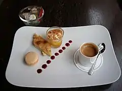 Café gourmand comportant notamment un macaron.