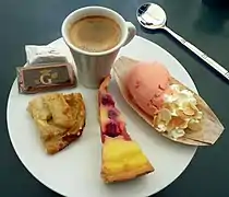 Café gourmand avec tarte et clafoutis.