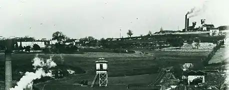 Hameau de Cagnac (à gauche) en 1908 et les puits de mine no 1, 2 et 3.