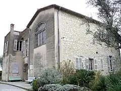 Maison Renoir, côté nord avec la grande fenêtre de l'atelier.