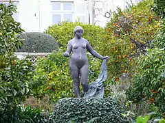 Vénus Victrix sculptée par Renoir et Richard Guino, dans l'orangeraie.