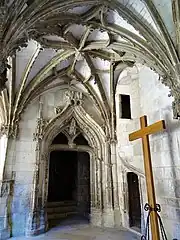 Galerie nord. Porte d'accès à l'abside de la cathédrale.