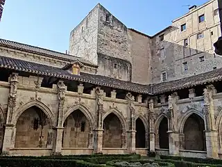 Vestige d'une tour du XIe siècle et grenier du chapitre derrière la galerie sud du cloître.