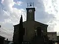 Ancien donjon, utilisé antérieurement comme mairie, actuellement salle des mariages.