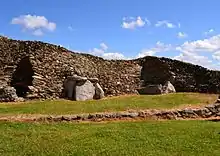 la partie ravagée du cairn laisse apparaître quatre chambres (trois seulement figurent sur la photo), qui présentent trois structures différentes