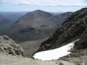 Vue du Cairn Toul depuis le Braeriach, avec le Lochan Uaine.