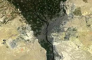 Photographie satellite couleur montrant la basse vallée du Nil, son delta et les déserts l'environnant, ces derniers commençant à être aménagés, surtout à l'est du fleuve.