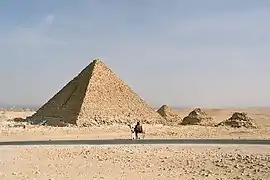 La pyramide de Mykérinos (et les trois pyramides de reines), appelée à tort dans la version française du jeu pyramide de Menkaouhor