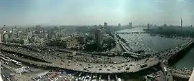 Vue générale sur le pont du 6 Octobreà droite, le Nil ;à gauche le centre-ville du Caire et le Musée égyptien