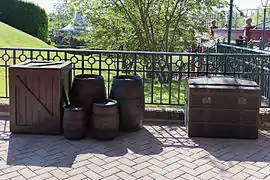 Caisse, barils et malle sur le trajet du Disneyland Railroad.