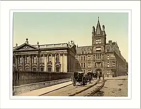 Vue générale du bâtiment au début du siècle avec le Senate House au premier plan.