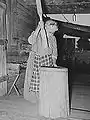 Femme cadienne en train de moudre du riz en 1938 près de Crowley (Louisiane).