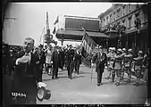 Le drapeau du 110e RI salue le prince George de Kent et le ministre de la guerre Paul Painlevé en 1928 à Calais.