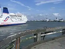 Un ferry entre dans le Port de Calais.