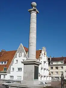 La colonne commémorative du débarquement de Louis XVIII.