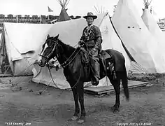 Calamity Jane à cheval, à califourchon.