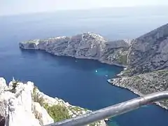 Vue plongeante sur la calanque de Morgiou depuis le belvédère à proximité du col de Sugiton.