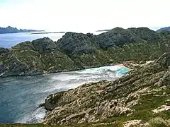 La calanque, sa plage et les îles