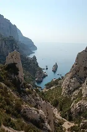 La calanque de Sugiton, avec le rocher du Torpilleur en son centre.